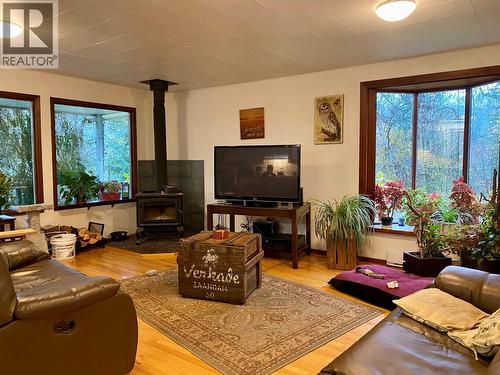 541 24 Highway, Little Fort, BC - Indoor Photo Showing Living Room With Fireplace