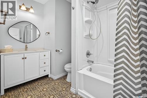116 Iroquois Street E, Moose Jaw, SK - Indoor Photo Showing Bathroom