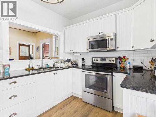 555 School Avenue, Oliver, BC - Indoor Photo Showing Kitchen With Double Sink