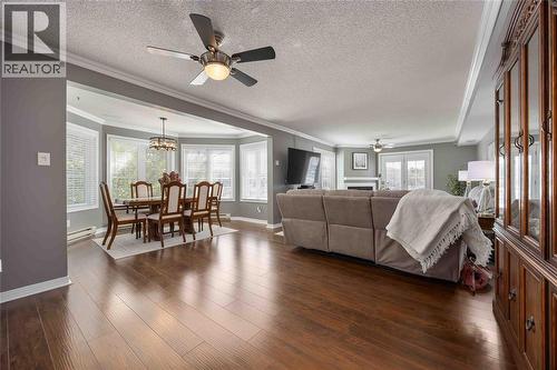 1520 Venetian Boulevard Unit# M101, Point Edward, ON - Indoor Photo Showing Living Room