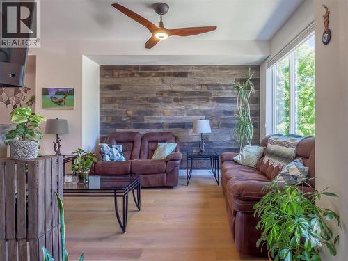 300 Drysdale Boulevard Unit# 17, Kelowna, BC - Indoor Photo Showing Living Room With Fireplace