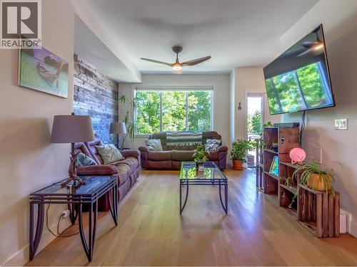 300 Drysdale Boulevard Unit# 17, Kelowna, BC - Indoor Photo Showing Living Room