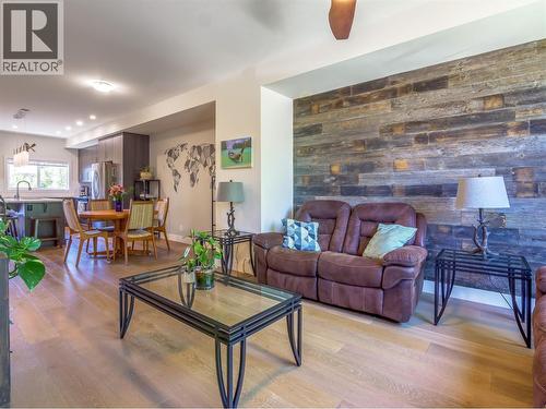 300 Drysdale Boulevard Unit# 17, Kelowna, BC - Indoor Photo Showing Living Room