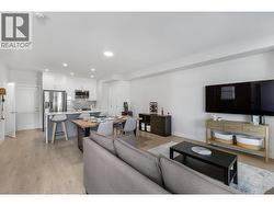 Sit 4 or 6 comfortably! - 