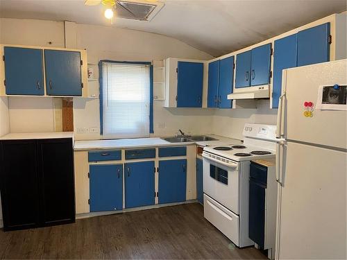 330 West Street, Swan River, MB - Indoor Photo Showing Kitchen
