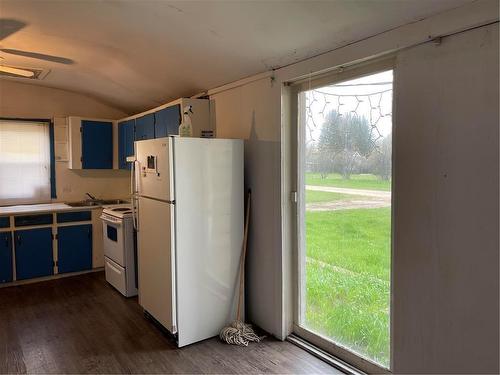 330 West Street, Swan River, MB - Indoor Photo Showing Kitchen