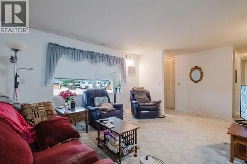 1055 Jasmine Road, Kelowna, BC - Indoor Photo Showing Living Room
