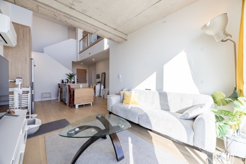 Salon - 1114-5605 Av. Pierre-De Coubertin, Montréal (Mercier/Hochelaga-Maisonneuve), QC - Indoor