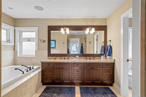 942 Bluffs Dr, Qualicum Beach, BC 