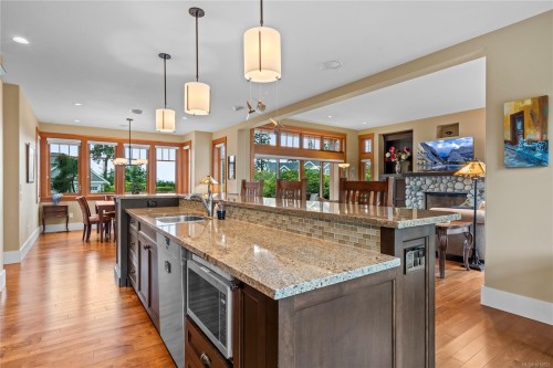 942 Bluffs Dr, Qualicum Beach, BC 