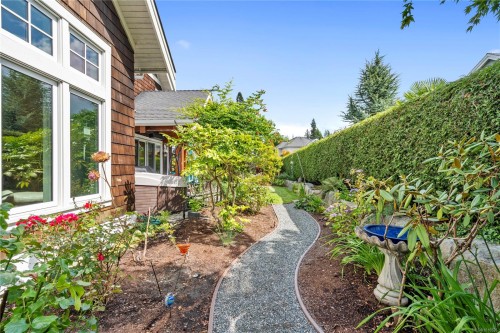 942 Bluffs Dr, Qualicum Beach, BC 