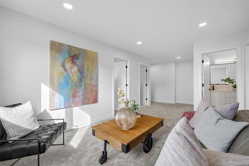 102 Butterfly Way, Winnipeg, MB - Indoor Photo Showing Living Room