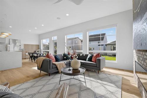 102 Butterfly Way, Winnipeg, MB - Indoor Photo Showing Living Room