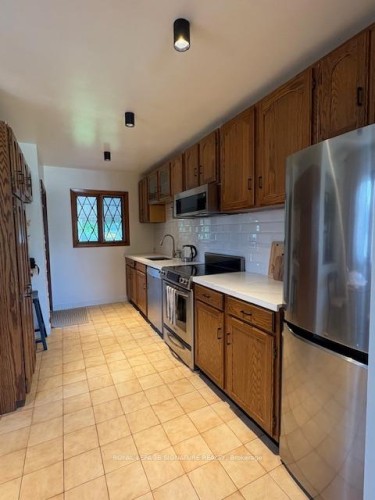 7321 Fern Avenue, Niagara Falls, ON - Indoor Photo Showing Kitchen