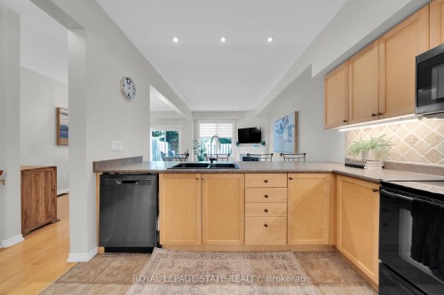 36-81 Valridge Drive, Hamilton, ON - Indoor Photo Showing Kitchen