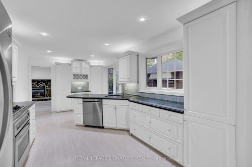 312 Dalewood Drive, Oakville, ON - Indoor Photo Showing Kitchen With Upgraded Kitchen