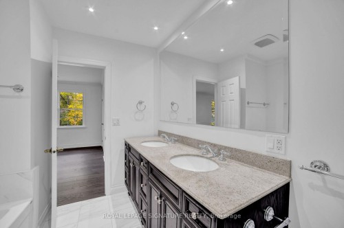 312 Dalewood Drive, Oakville, ON - Indoor Photo Showing Bathroom