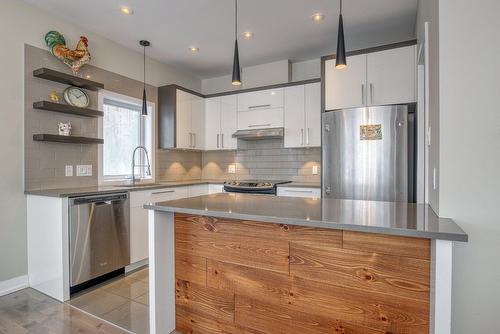 Kitchen - 654 Rue Joliette, Longueuil (Le Vieux-Longueuil), QC - Indoor Photo Showing Kitchen With Upgraded Kitchen