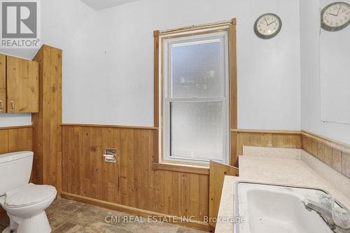 135 Madison Avenue S, Kitchener, ON - Indoor Photo Showing Bathroom