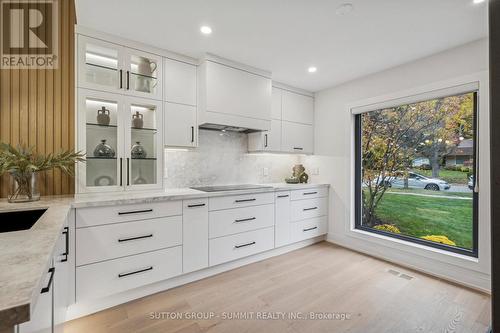 1688 Missenden Crescent, Mississauga, ON - Indoor Photo Showing Kitchen With Upgraded Kitchen