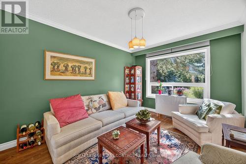 7 Maplecrest Road, Springwater, ON - Indoor Photo Showing Living Room