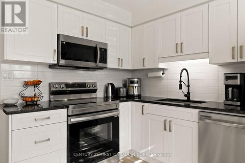 53 - 355 Sandringham Crescent, London South (South R), ON - Indoor Photo Showing Kitchen With Stainless Steel Kitchen With Upgraded Kitchen
