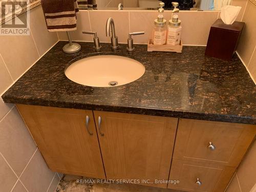 201 Bristol Road E, Mississauga, ON - Indoor Photo Showing Bathroom