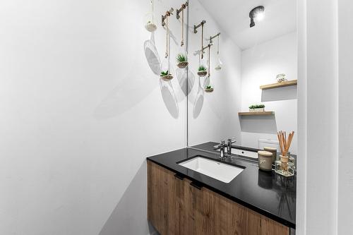 Powder room - 14 Place Boulay, Saint-Basile-Le-Grand, QC 