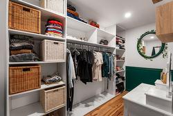 Walk-in closet - 