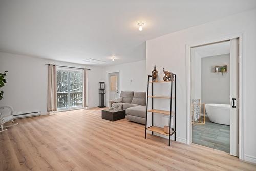 Garçonnière - 4760 Ch. De La Doncaster, Sainte-Adèle, QC - Indoor Photo Showing Living Room