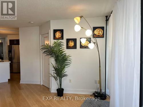 814 - 20 Blue Jays Way, Toronto, ON - Indoor