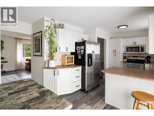 6454 Holbrook Road, Vernon, BC - Indoor Photo Showing Kitchen