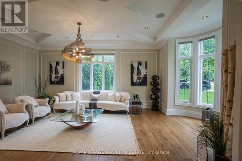 12 Hollywood Crescent, King, ON - Indoor Photo Showing Living Room