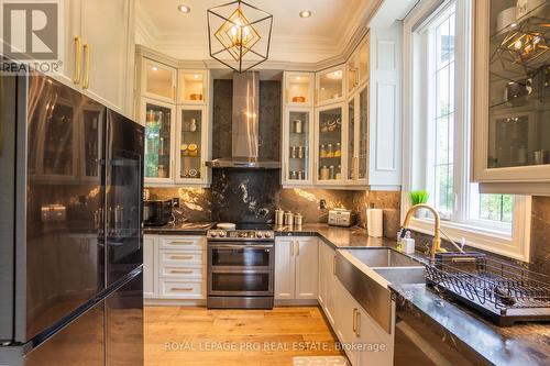 12 Hollywood Crescent, King, ON - Indoor Photo Showing Kitchen With Double Sink With Upgraded Kitchen
