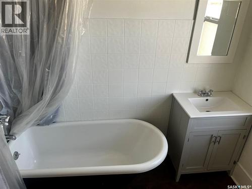 1940 Argyle Street, Regina, SK - Indoor Photo Showing Bathroom