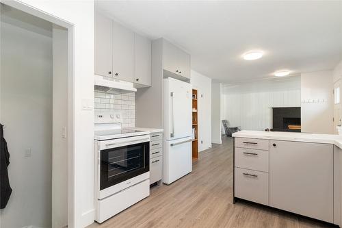 1352 Alder Court, Kelowna, BC - Indoor Photo Showing Kitchen