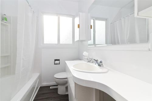 1352 Alder Court, Kelowna, BC - Indoor Photo Showing Bathroom