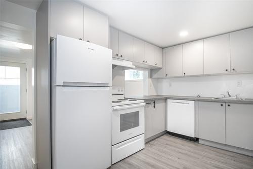 1352 Alder Court, Kelowna, BC - Indoor Photo Showing Kitchen