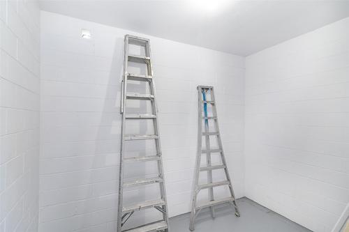 1352 Alder Court, Kelowna, BC - Indoor Photo Showing Bathroom