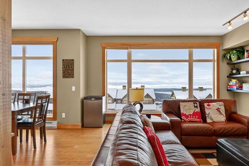 203-315 Whitehorse Lane, Big White, BC - Indoor Photo Showing Living Room