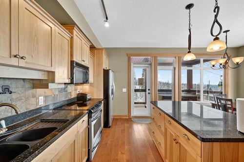 203-315 Whitehorse Lane, Big White, BC - Indoor Photo Showing Kitchen
