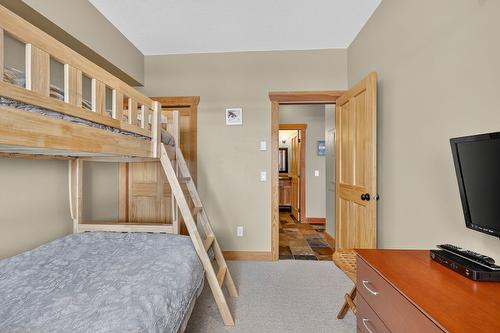 203-315 Whitehorse Lane, Big White, BC - Indoor Photo Showing Bedroom