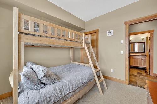 203-315 Whitehorse Lane, Big White, BC - Indoor Photo Showing Bedroom