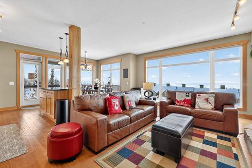 203-315 Whitehorse Lane, Big White, BC - Indoor Photo Showing Living Room