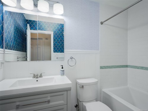 8-2070 Amelia Ave, Sidney, BC 