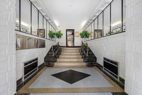 Staircase - 5-2505 Av. Van Horne, Montréal (Côte-Des-Neiges/Notre-Dame-De-Grâce), QC - Indoor Photo Showing Other Room