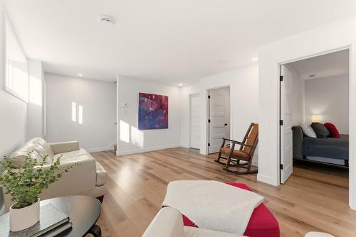 Salle familiale - 40 Rue Du Dépôt, Waterloo, QC - Indoor Photo Showing Living Room