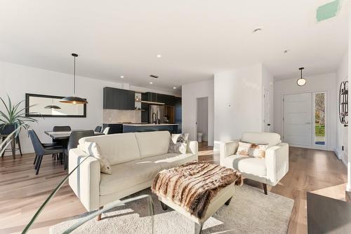 Salon - 40 Rue Du Dépôt, Waterloo, QC - Indoor Photo Showing Living Room