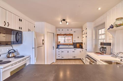 Cuisine - 79 Ch. Vaillancourt, Saint-Donat, QC - Indoor Photo Showing Kitchen