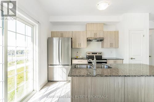 1 Harvest Crescent, Barrie, ON - Indoor Photo Showing Kitchen With Double Sink With Upgraded Kitchen